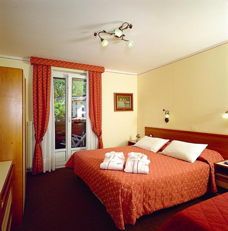 Hotel Des Alpes Молвена Стая снимка